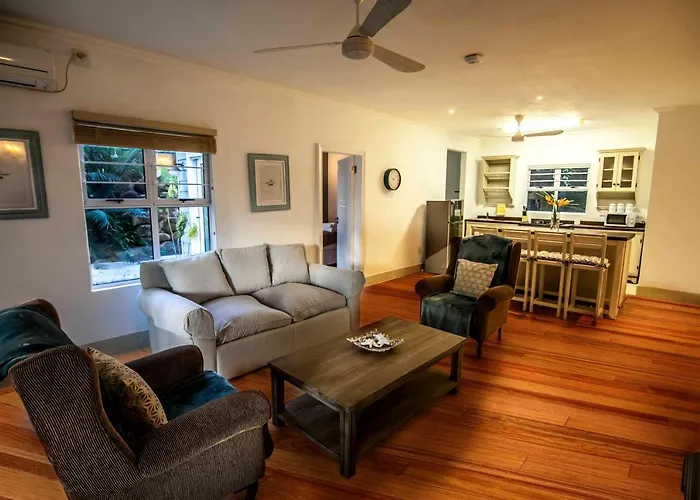 Red Coconut Self-catering * Baie Lazare (Mahe)